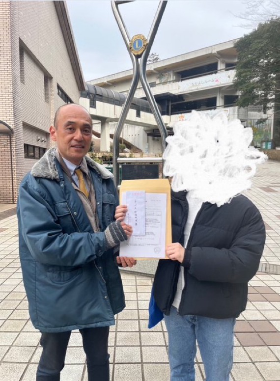 Community members presenting donation to Ichikawa Zoo